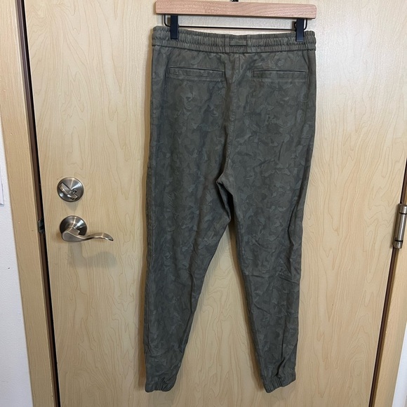 Athleta Printed Farallon Jogger Laurel Olive Green - Picture 3 of 6